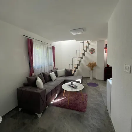 Vikendica U Prirodi Na Rancu